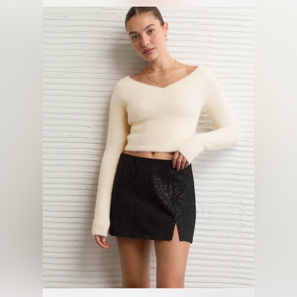 ***NEW*** AE Cream V-neck Cropped Sweater